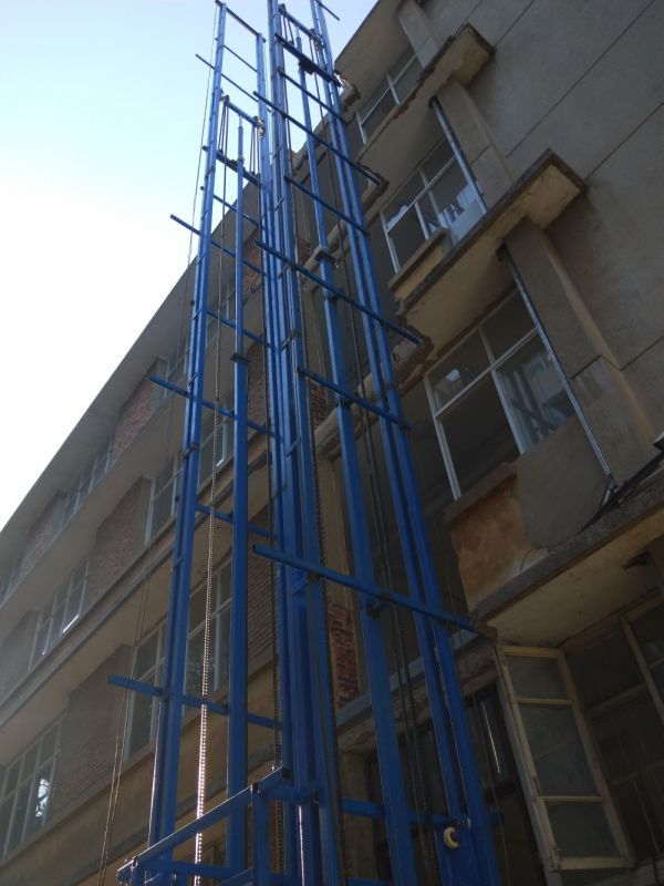 云南省疾控倉庫運(yùn)送疫苗液壓貨梯案例